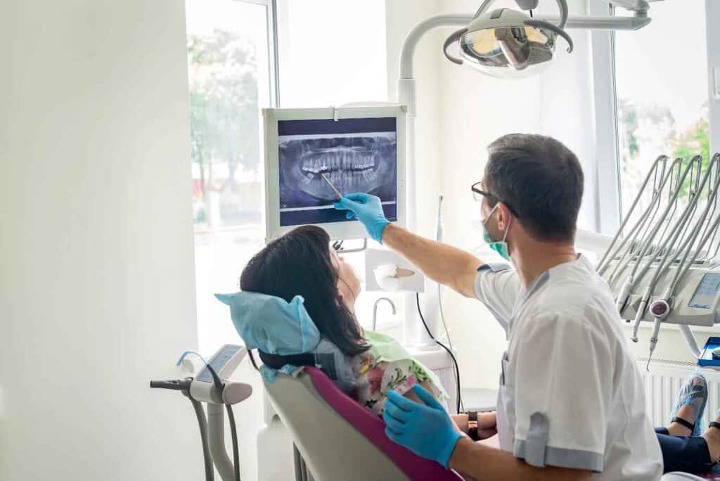 Dentist Describing Teeth of Female Patient on Screen | Smile Virtual
