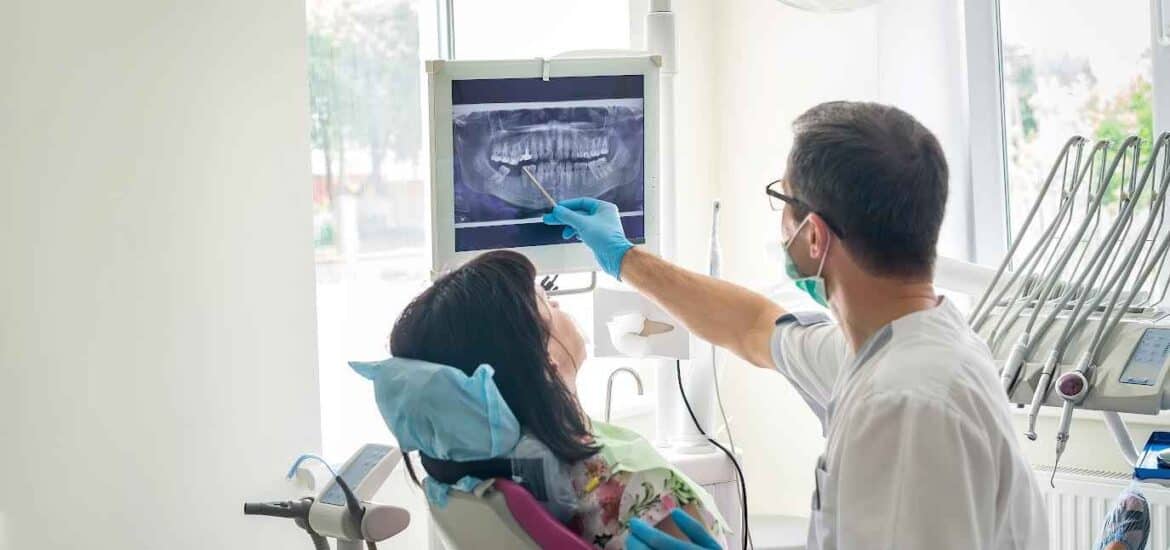 Dentist Describing Teeth of Female Patient on Screen | Smile Virtual