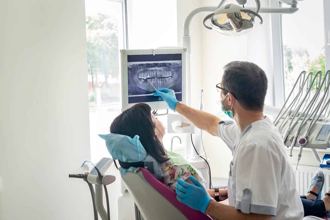 Dentist Describing Teeth of Female Patient on Screen | Smile Virtual