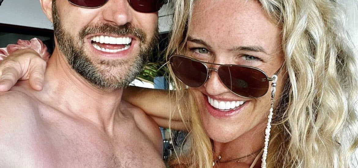 Happy Couple on Vacation Mode | Smile Virtual